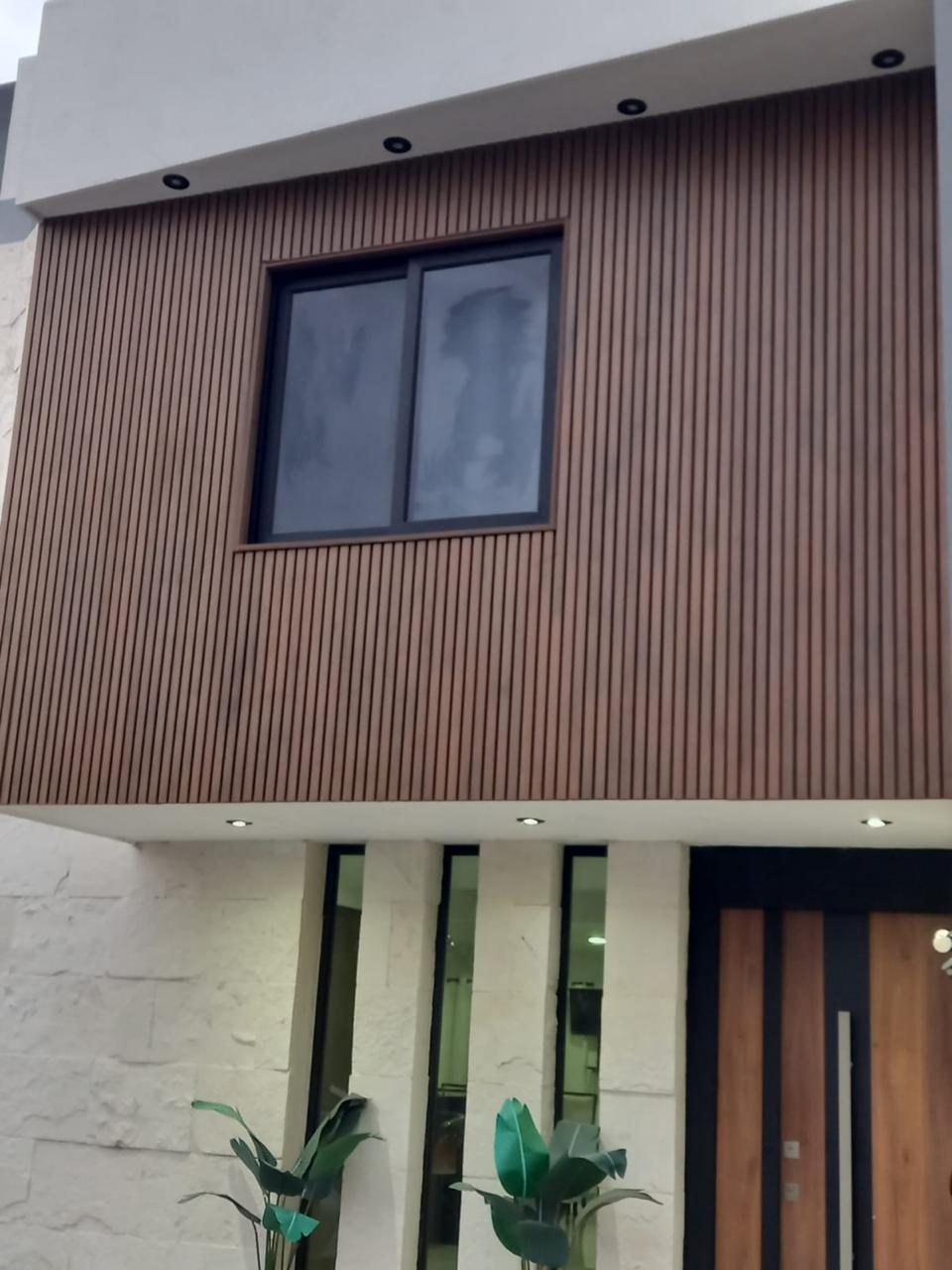 Fachada con lambrín